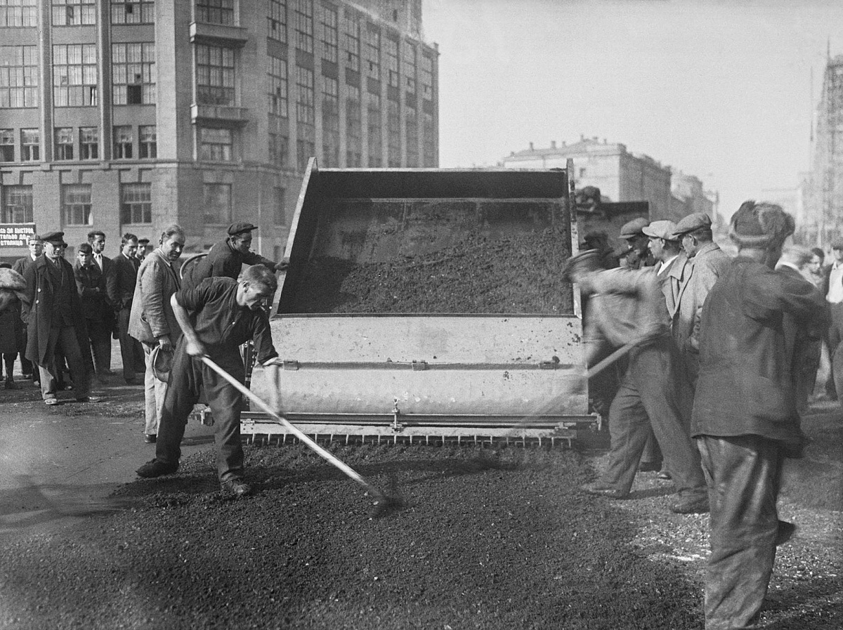 Архивные и современные фото дорожных работ на улицах Москвы