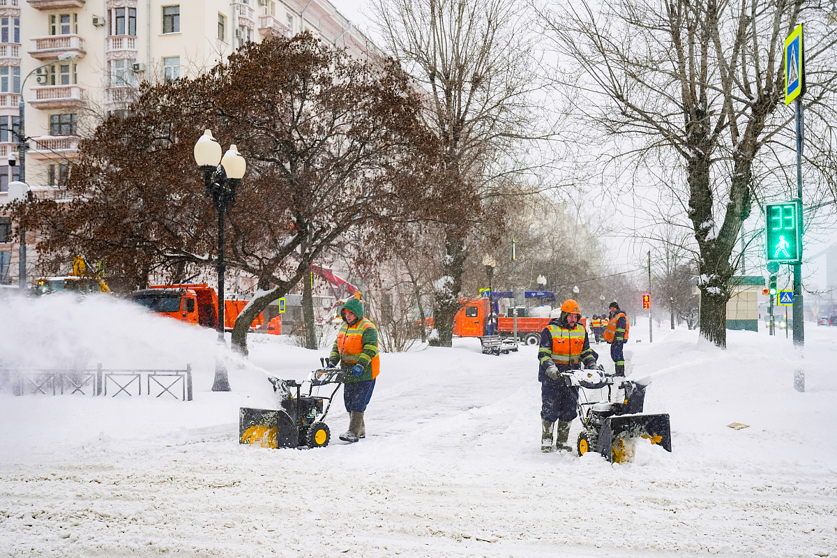 Уборка снега на улицах Москвы