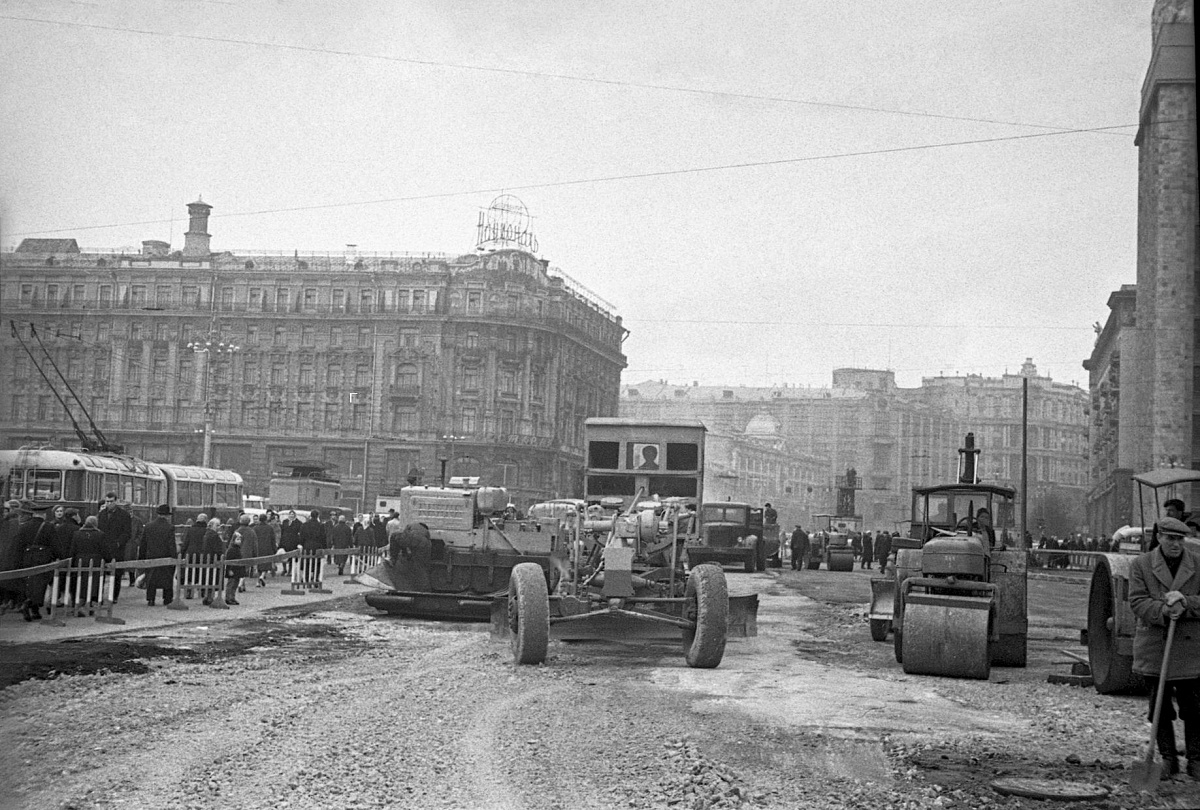 Архивные и современные фото дорожных работ на улицах Москвы