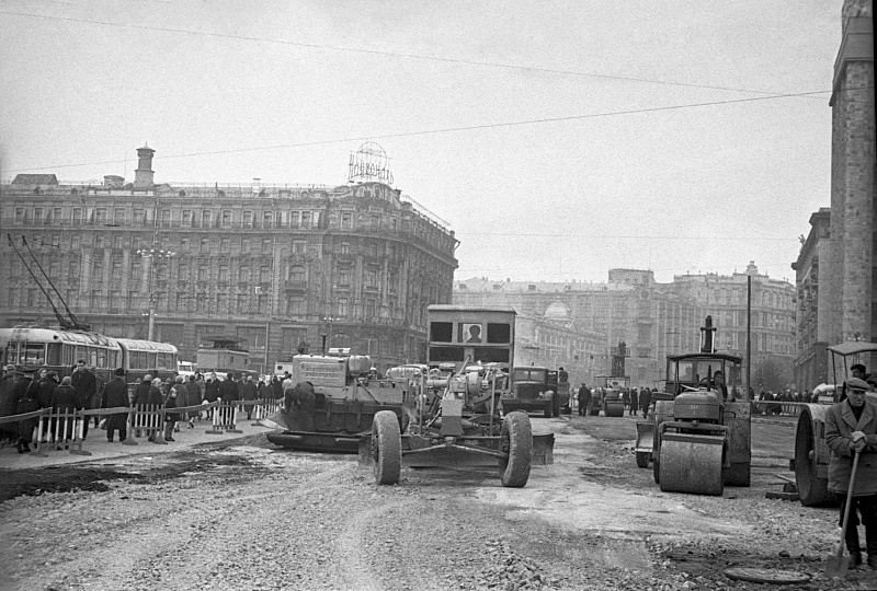 Архивные и современные фото дорожных работ на улицах Москвы