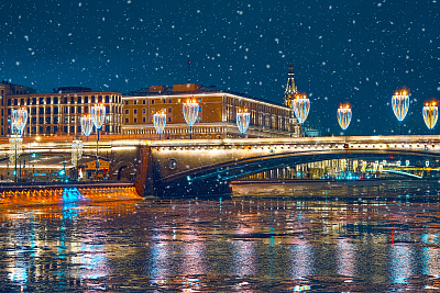 Украшения на мостах и набережных