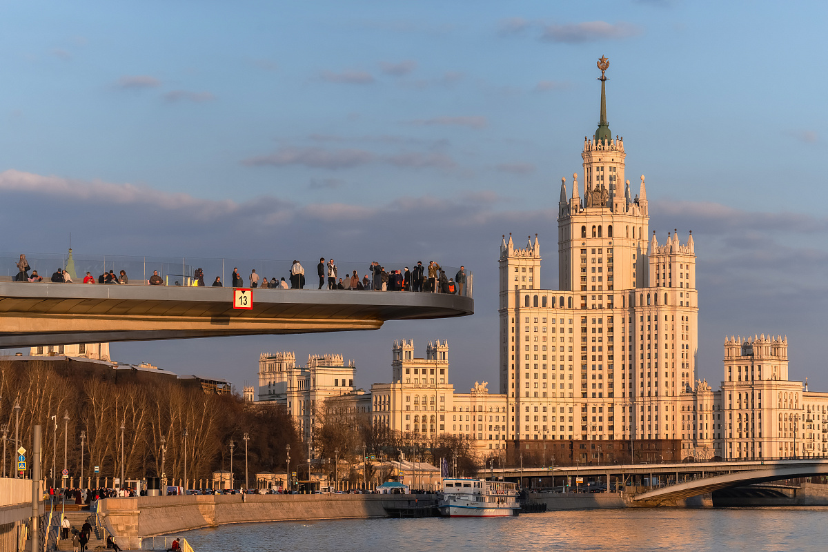 Виды на парк «Зарядье» и Москву-реку