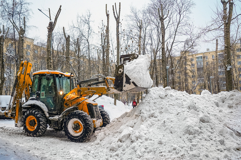 Уборка снега на улицах Москвы