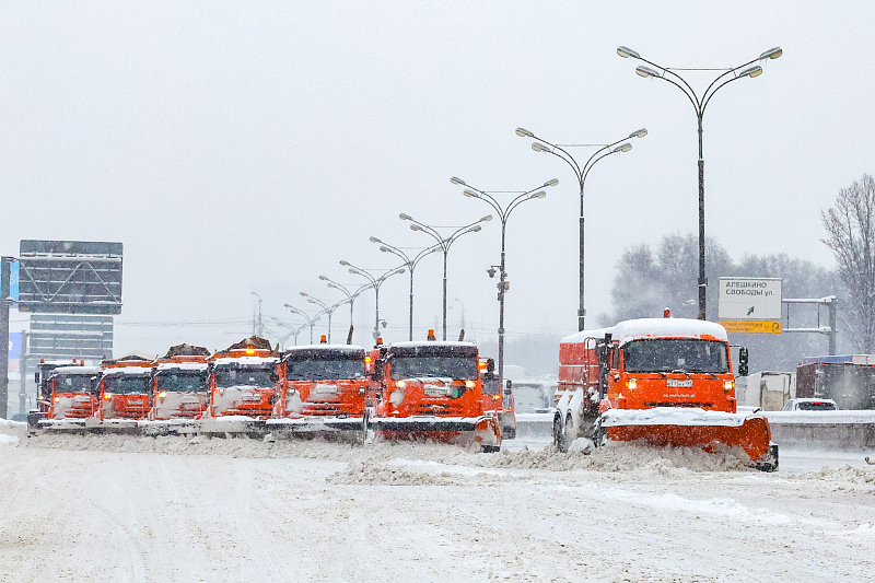 Уборка снега на улицах Москвы