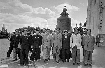 Архивные и современные фото иностранных туристов в Москве