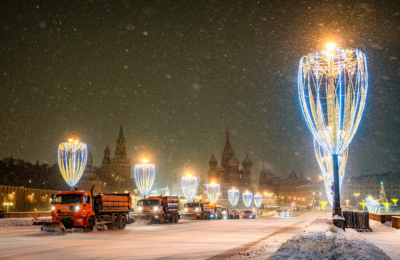 Уборка снега на улицах Москвы