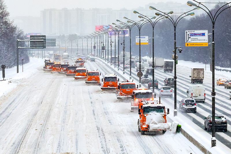 Уборка снега на улицах Москвы