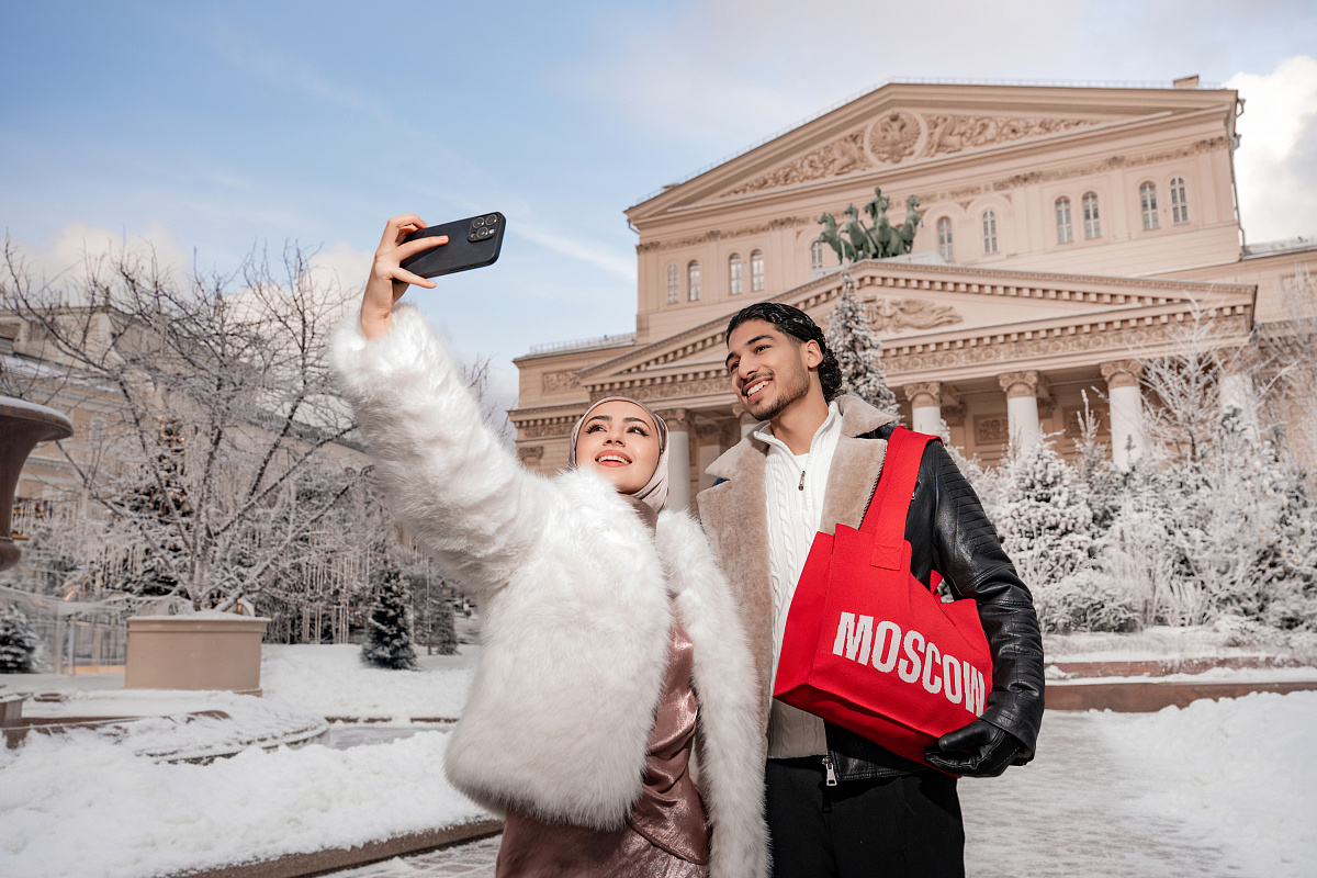 Архивные и современные фото иностранных туристов в Москве