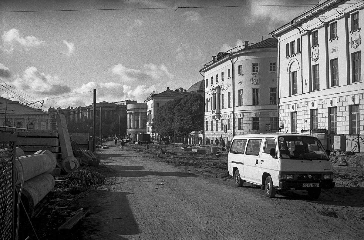 Архивные и современные фото дорожных работ на улицах Москвы