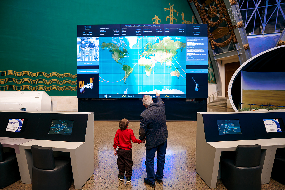 Прогулка космонавта Федора Юрчихина с сыном по «гагаринским» местам Москвы