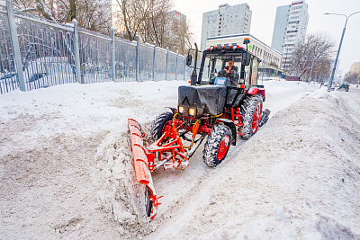 Уборка снега на улицах Москвы