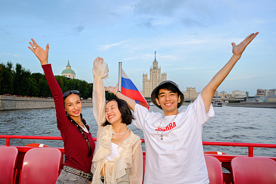 Архивные и современные фото иностранных туристов в Москве