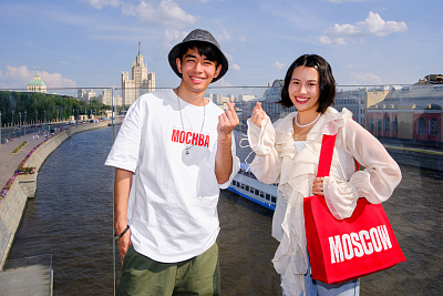 Архивные и современные фото иностранных туристов в Москве