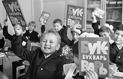 Исторические и современные кадры из жизни московских школьников