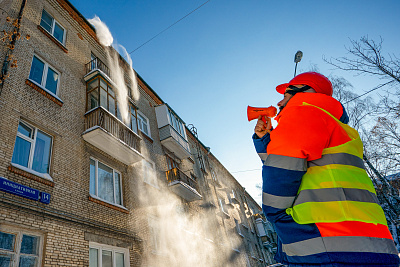 Уборка снега на улицах Москвы