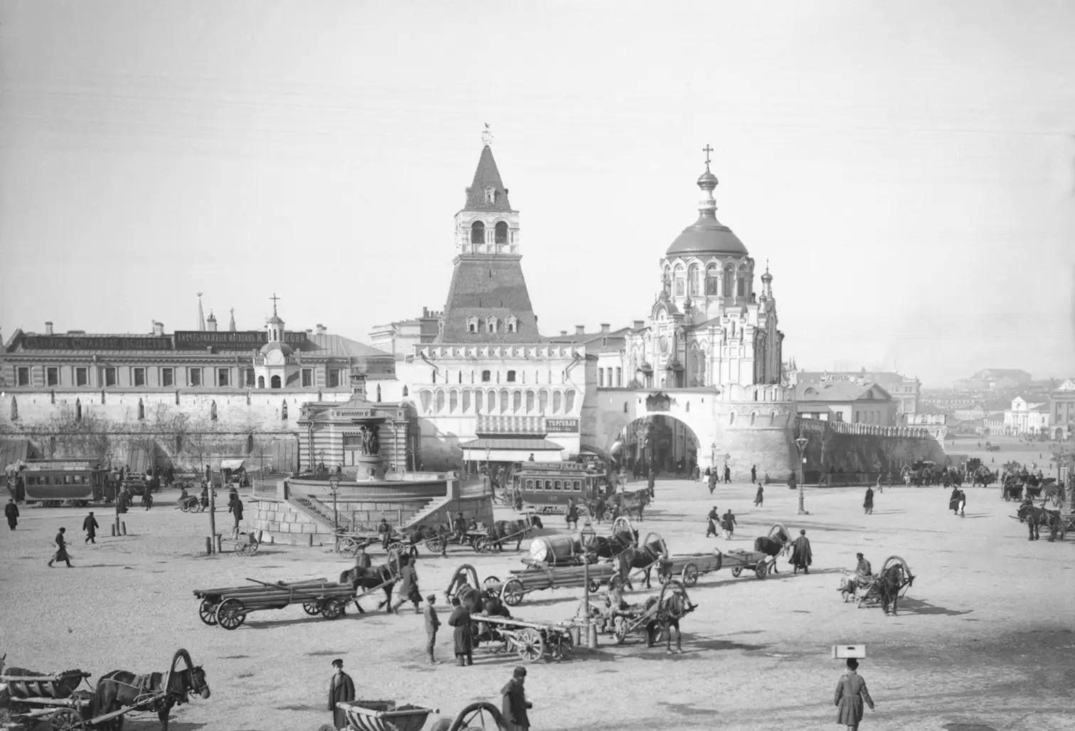 Вид на Лубянскую площадь в сторону Владимирских ворот; справа над круглой угловой башней ворот — часовня Пантелеймона Целителя; в центре — фонтан-водоразбор Мытищинского водопровода